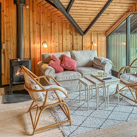 2 Bedroom Beautiful In Holiday home *