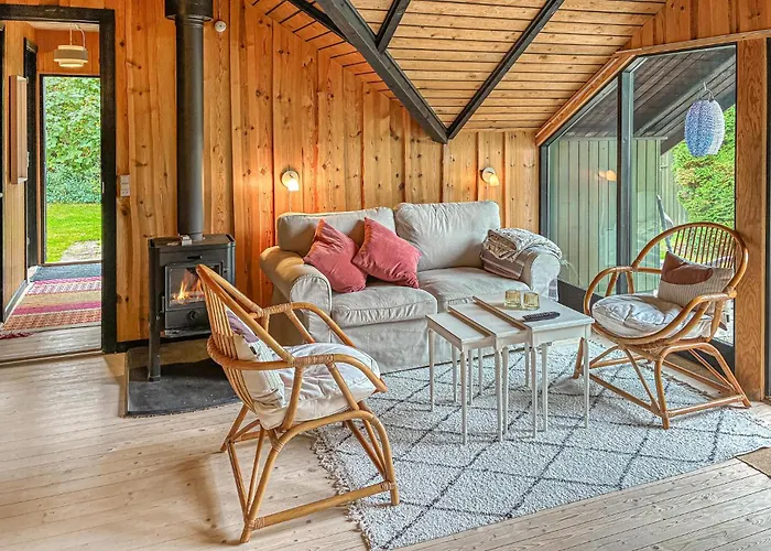 2 Bedroom Beautiful In Casa vacanze *