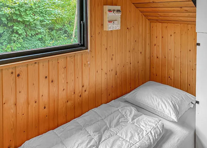 2 Bedroom Beautiful In Casa vacanze